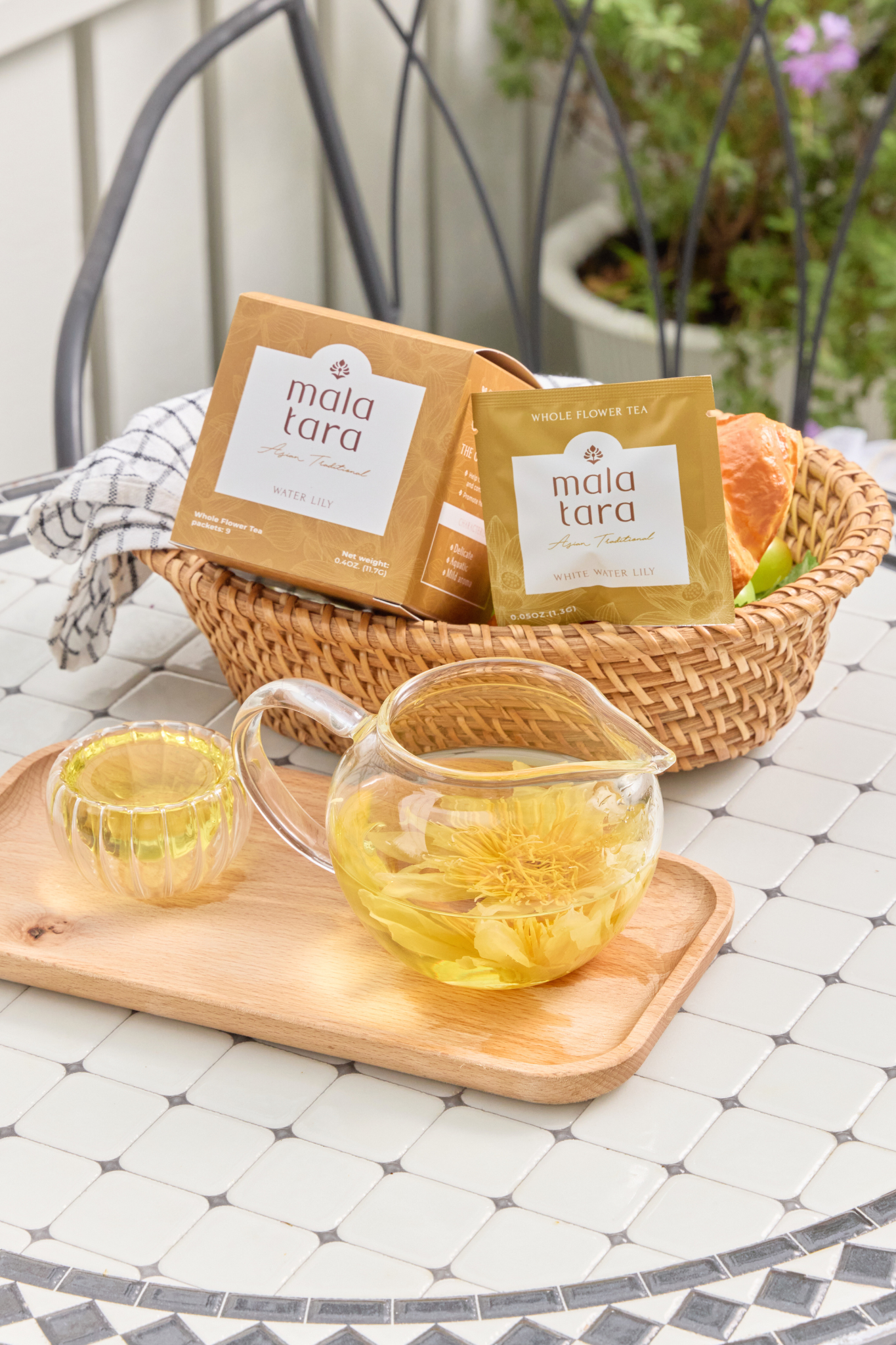 Blooming Deluxe Gift Box with Organic Whole Flower Teas & Glass Teapot